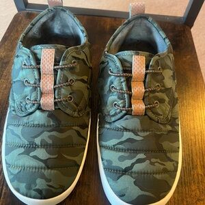 Skechers BOBS Green Camouflage Slip-Ons 8.5 women’s